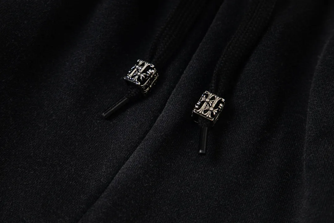 P220 model number Y662 CHROME HEARTS/Chrome Hearts CH 23SS washed embroidered trousers and sweatpants, soft and comfortable, and the upper body experience is overwhelming. The pants are decorated with classic cross leather patches, which are full of design. Trousers with elastic waist and leggings, a super versatile fashion item, will definitely turn heads. A must-have treasure sweatpants. The shape is super easy and easy to wear. Both men and women can easily wear it. They are the first choice for the street, don’t miss it! ! ! size:S-XL